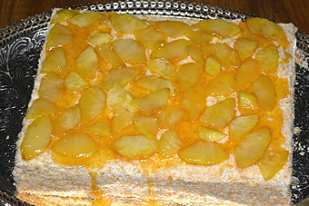 Наполеон с яблоками из слоеных коржей для торта